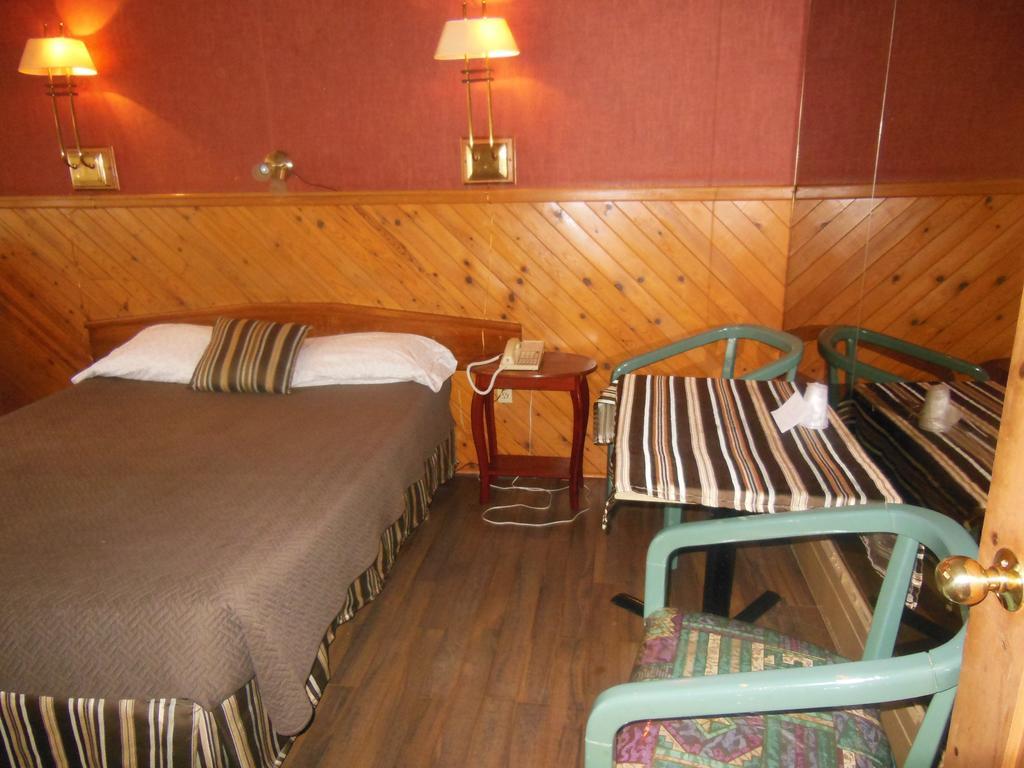 Motel Le Paysan Монреаль Экстерьер фото